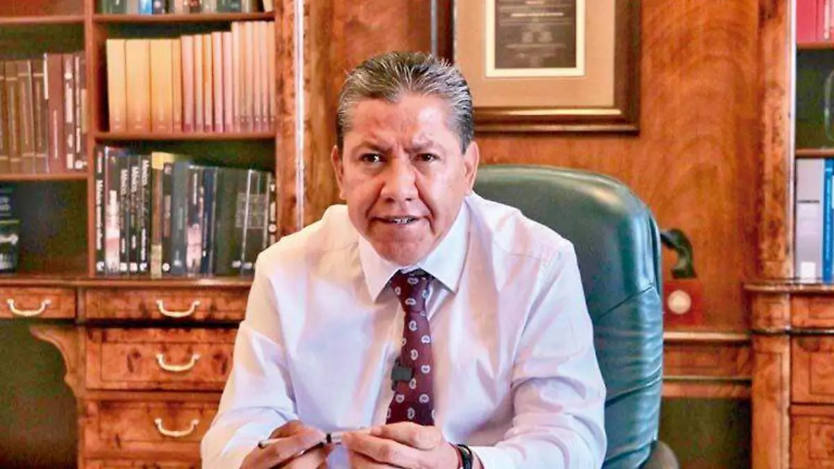 Gobernador David Monreal Ávila en su despacho en Palacio de Gobierno